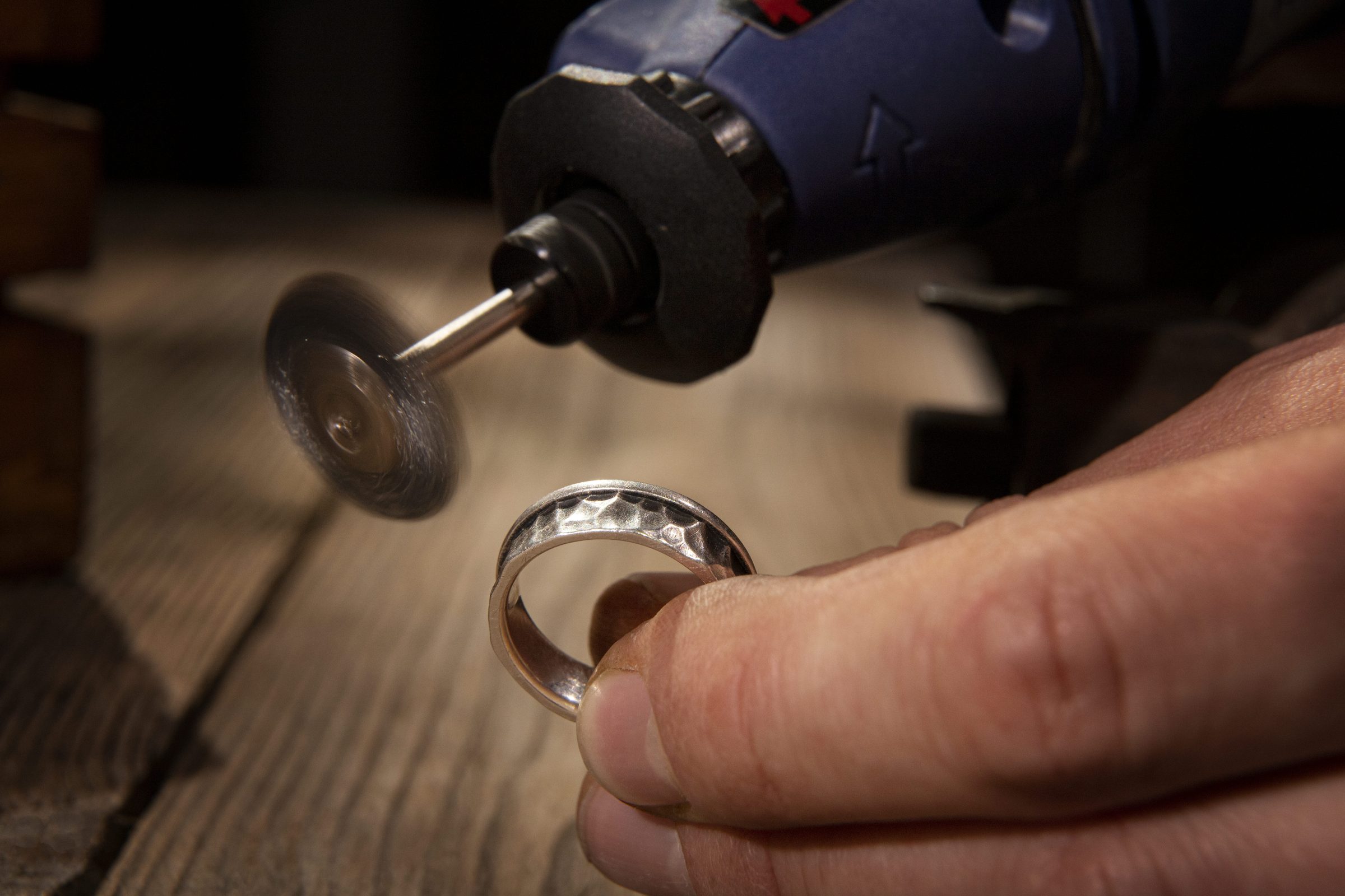 Joyero puliendo un anillo en el taller